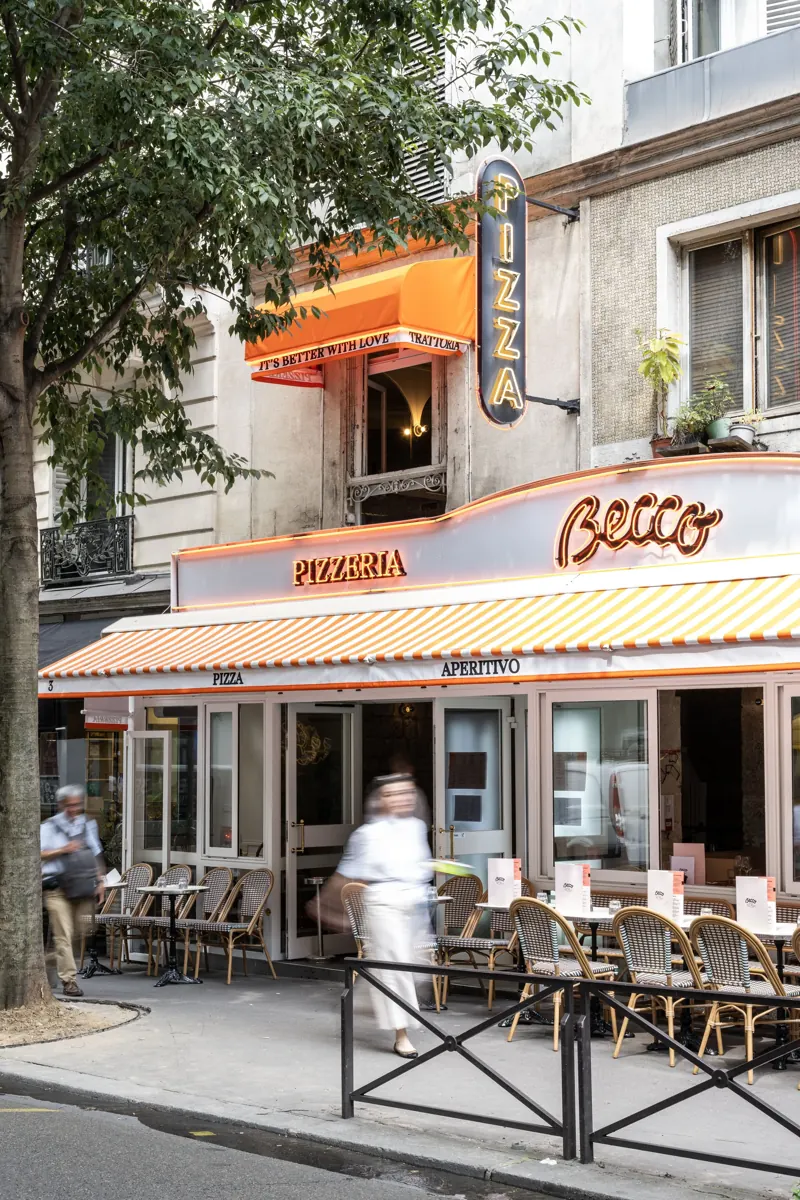 La façade orange et la terrasse de la trattoria Becco, rue de Maubeuge