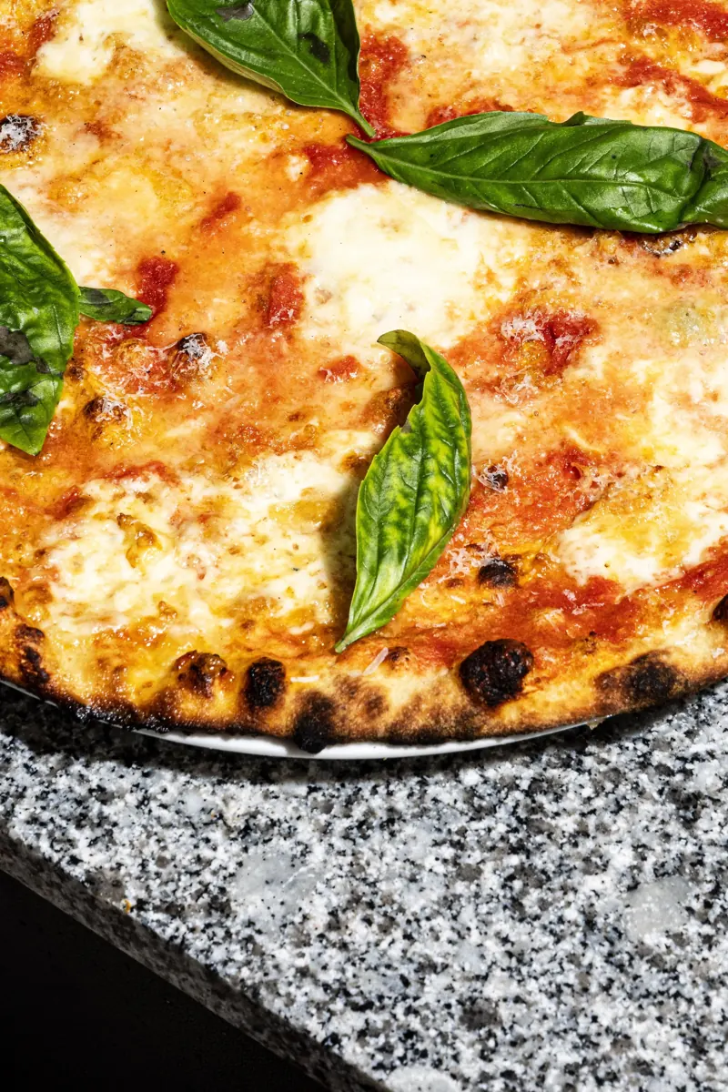 Pizza romaine Marguerite au basilic frais chez Becco