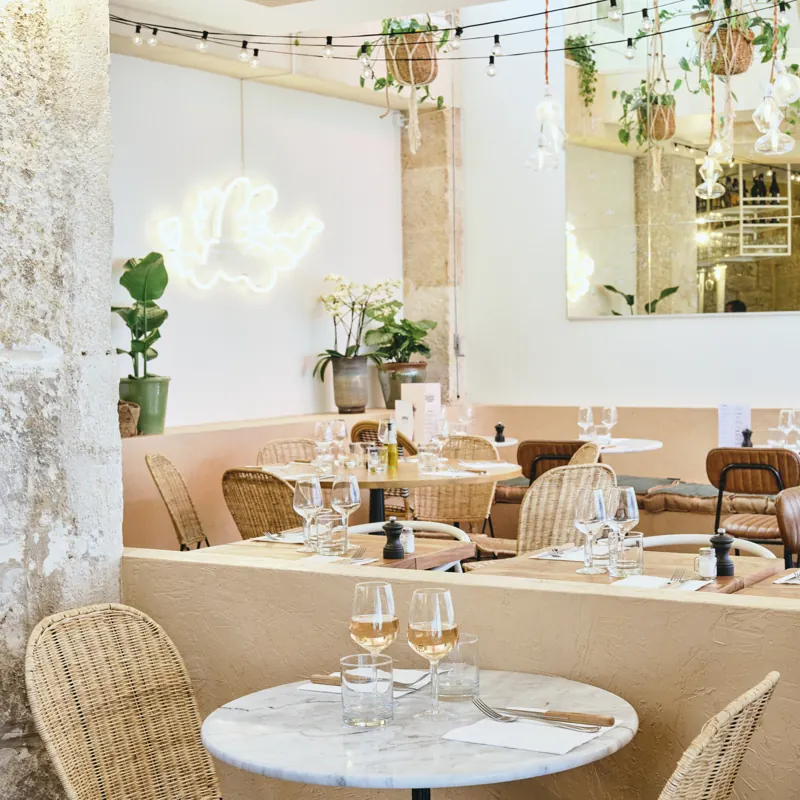 La salle de la trattoria Becco et son angelot en néon