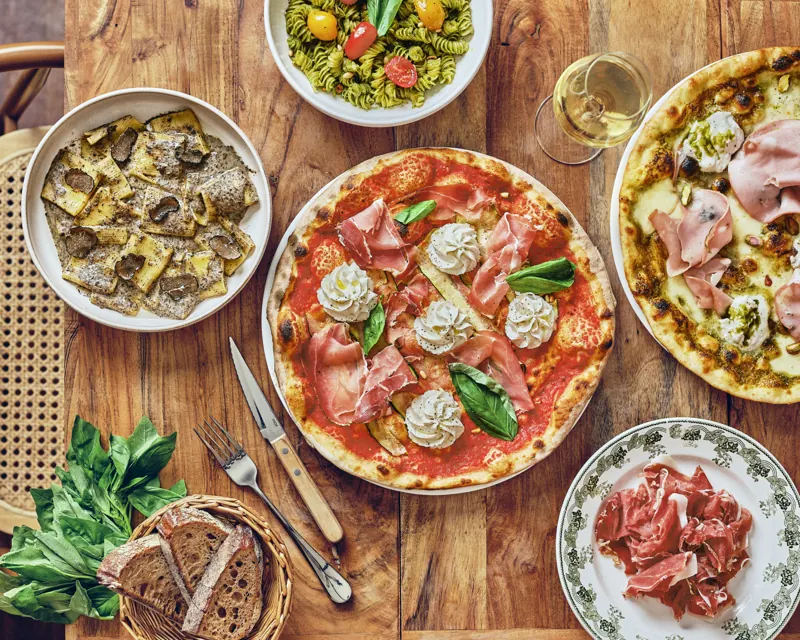 Table de pizzas romaines et antipasti chez Becco